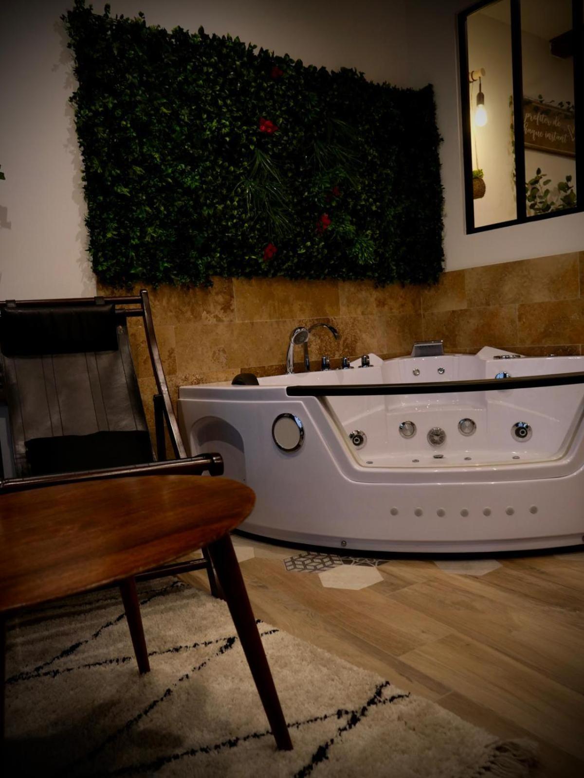 Maison Prestige Le Donjon Des Plaisirs Jacuzzi Montluel Exterior foto