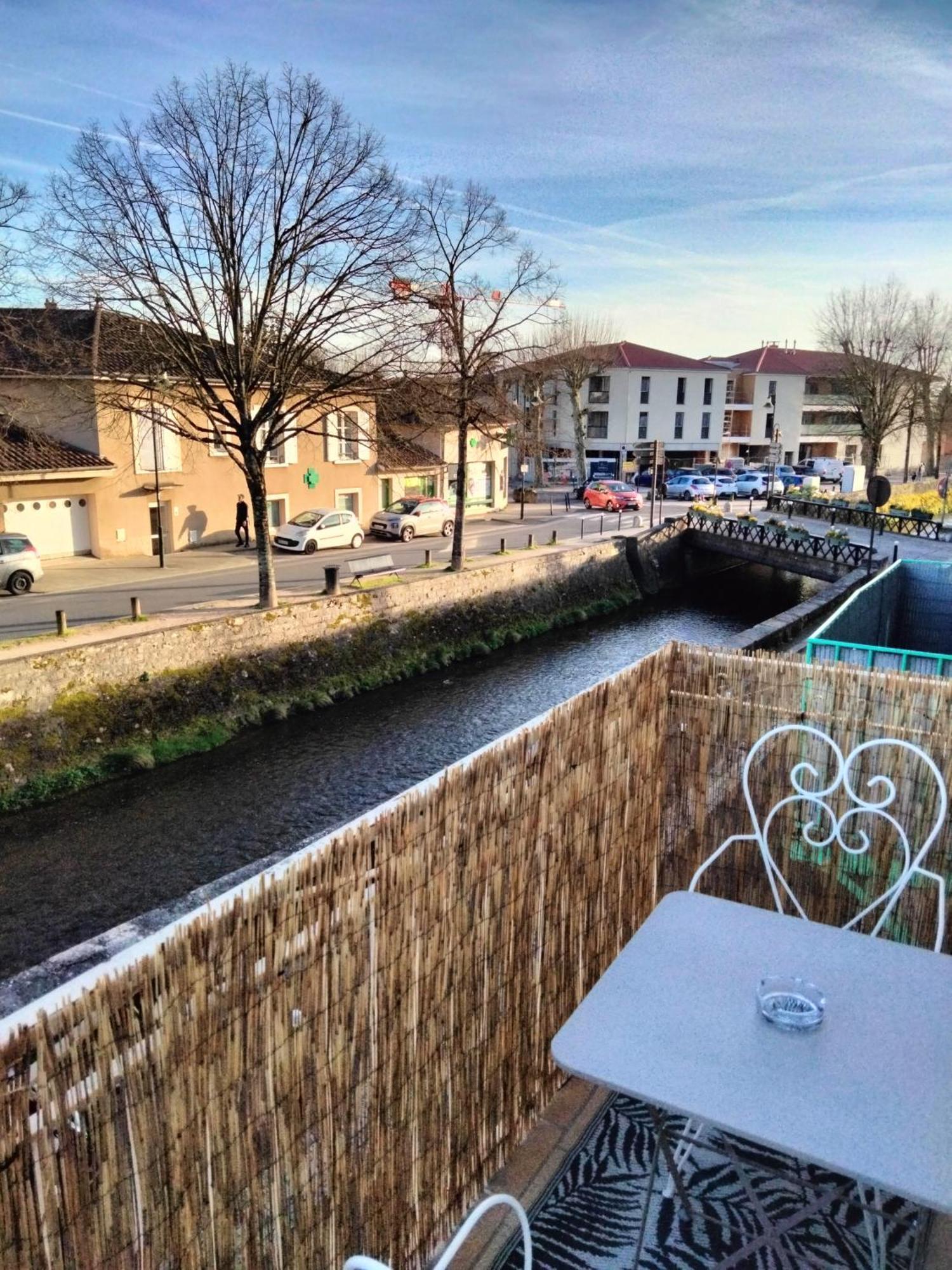 Maison Prestige Le Donjon Des Plaisirs Jacuzzi Montluel Exterior foto